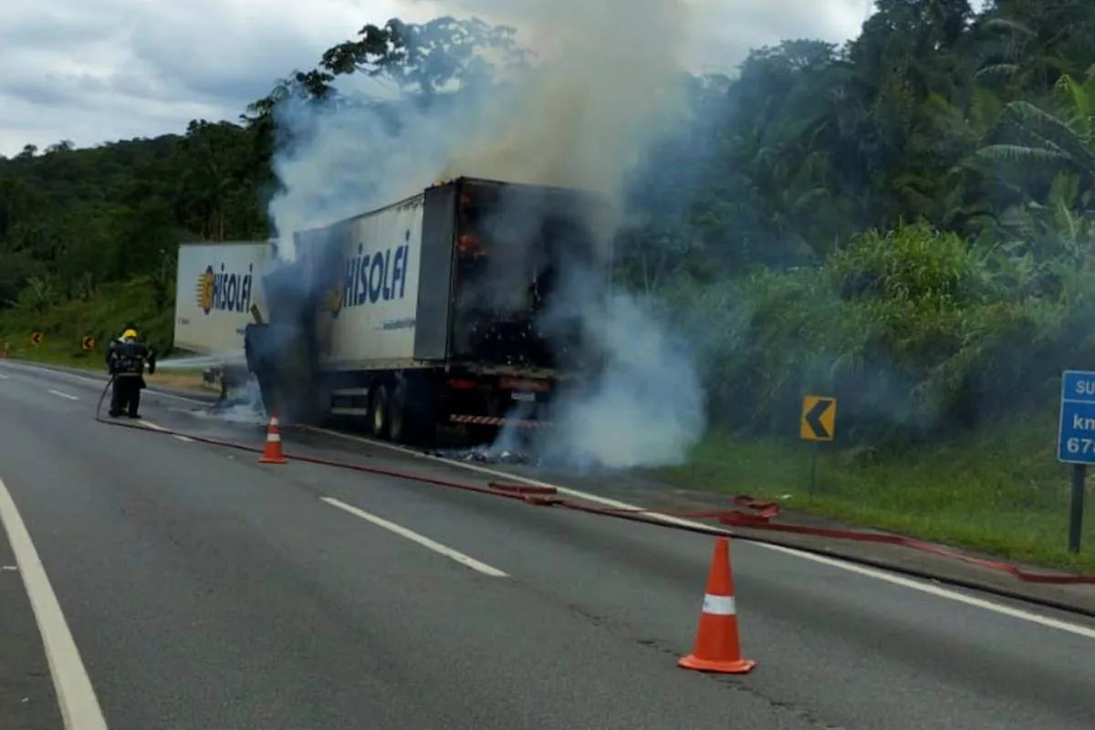 BR-376: Caminhão com papel higiênico pega fogo e interdita rodovia
