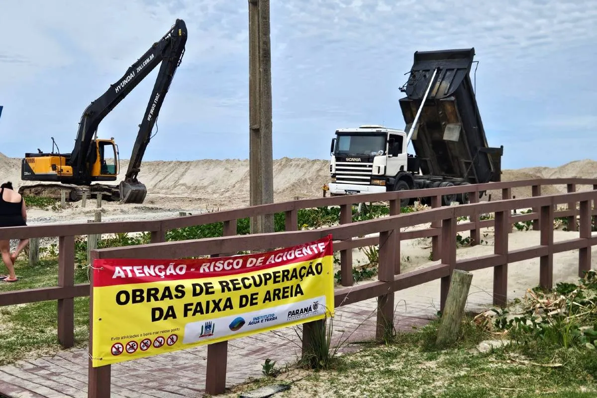 Paredão em Matinhos: Máquinas desmontam "degrau" de 2 metros de altura; Vídeo!