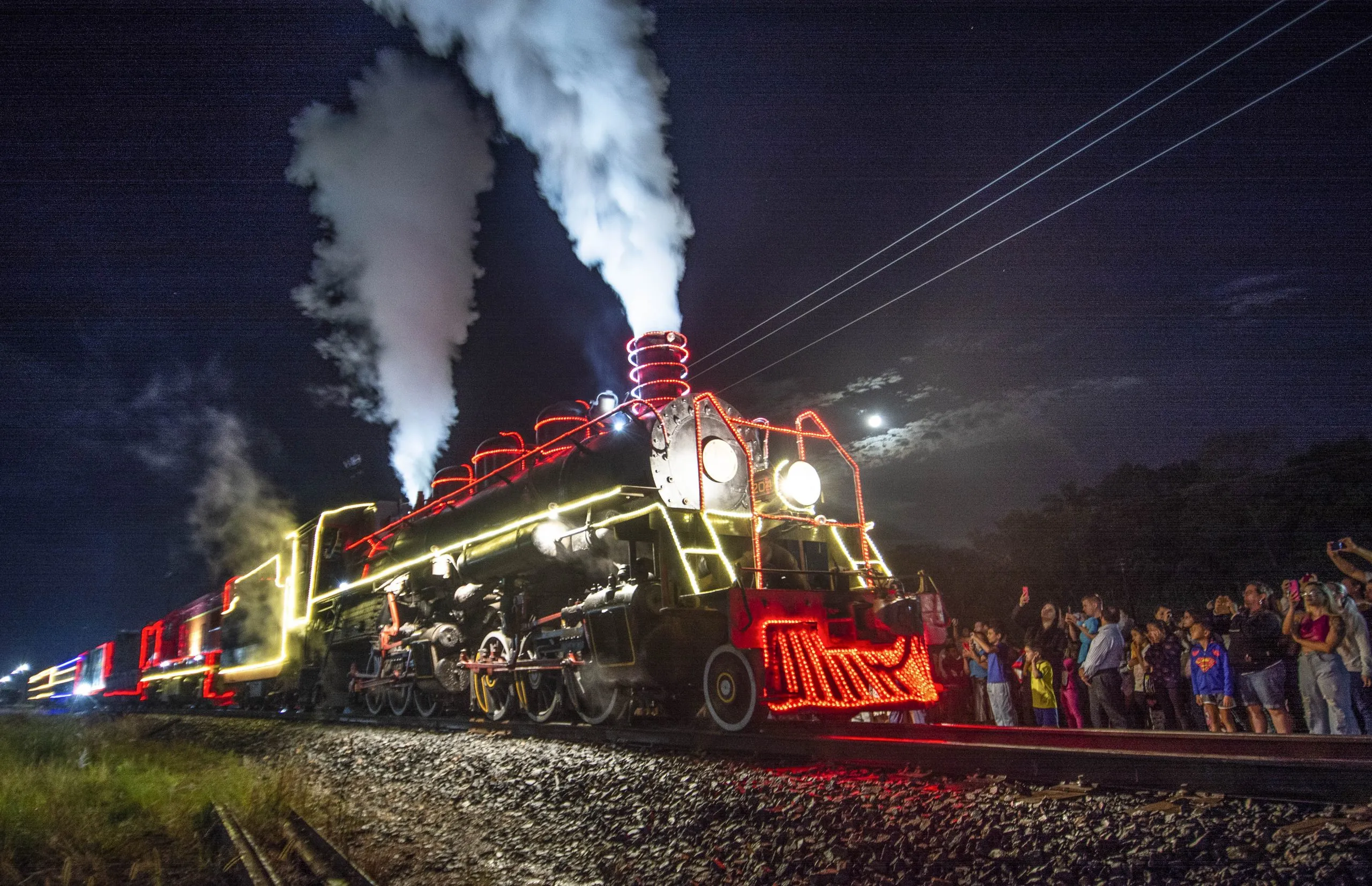 Maria Fumaça iluminada circula em Curitiba a partir deste domingo