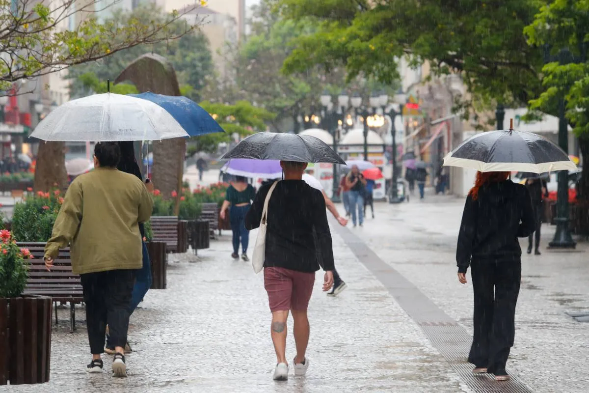 Ciclone avança e eleva riscos para temporal no Paraná. Curitiba pode ter muita chuva