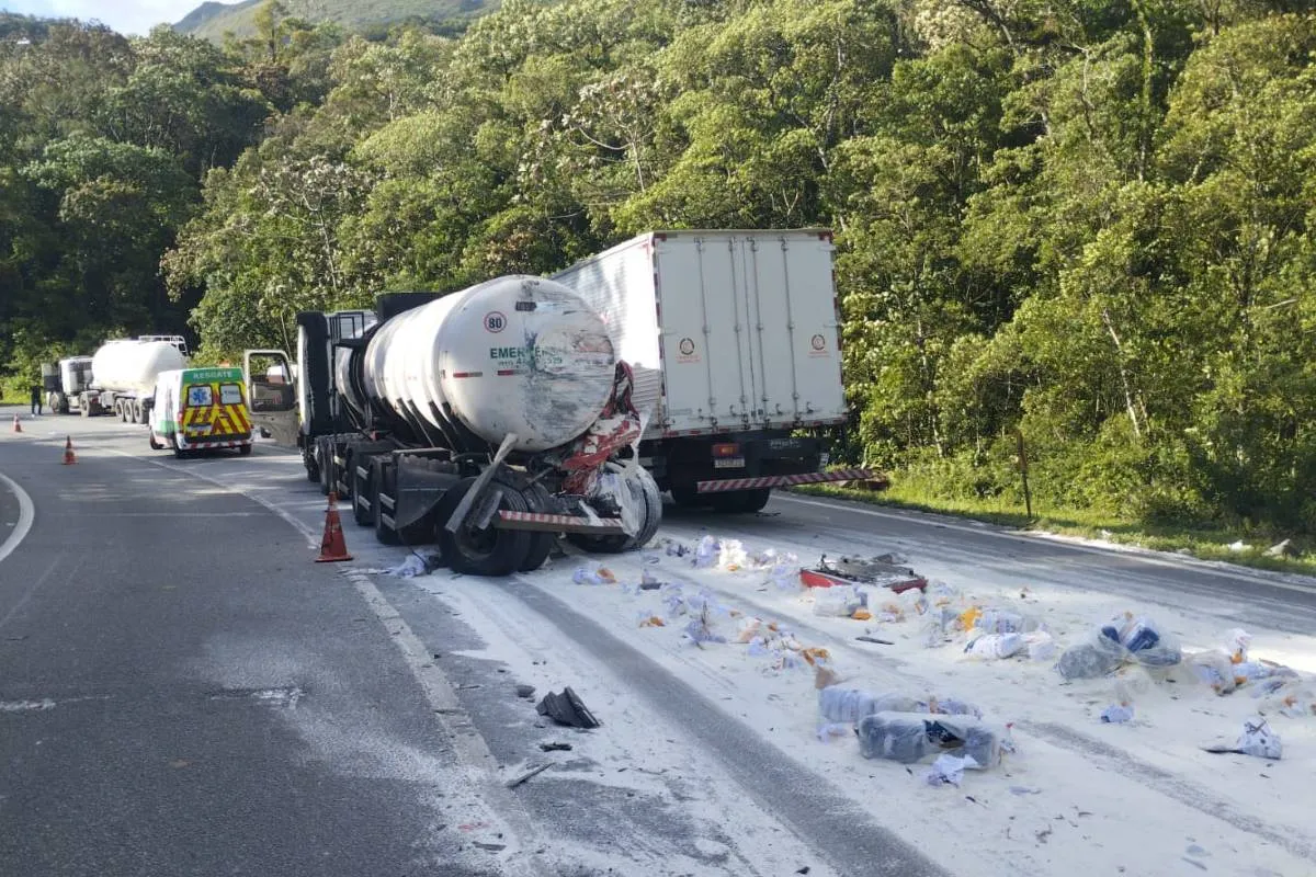 BR-376 interditada após acidente gravíssimo envolvendo caminhão com ácido