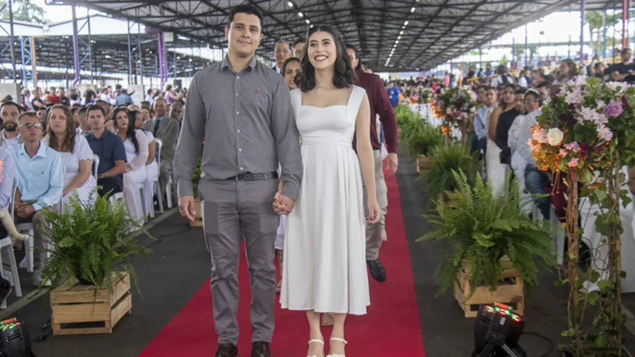 403 casais selam união em casamento coletivo em Curitiba