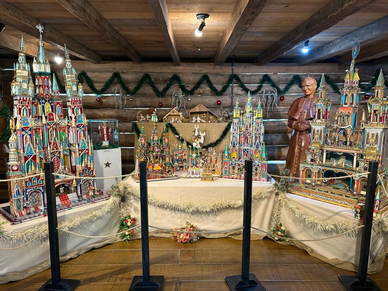 Presépios da Polônia são expostos no Bosque do Papa em Curitiba