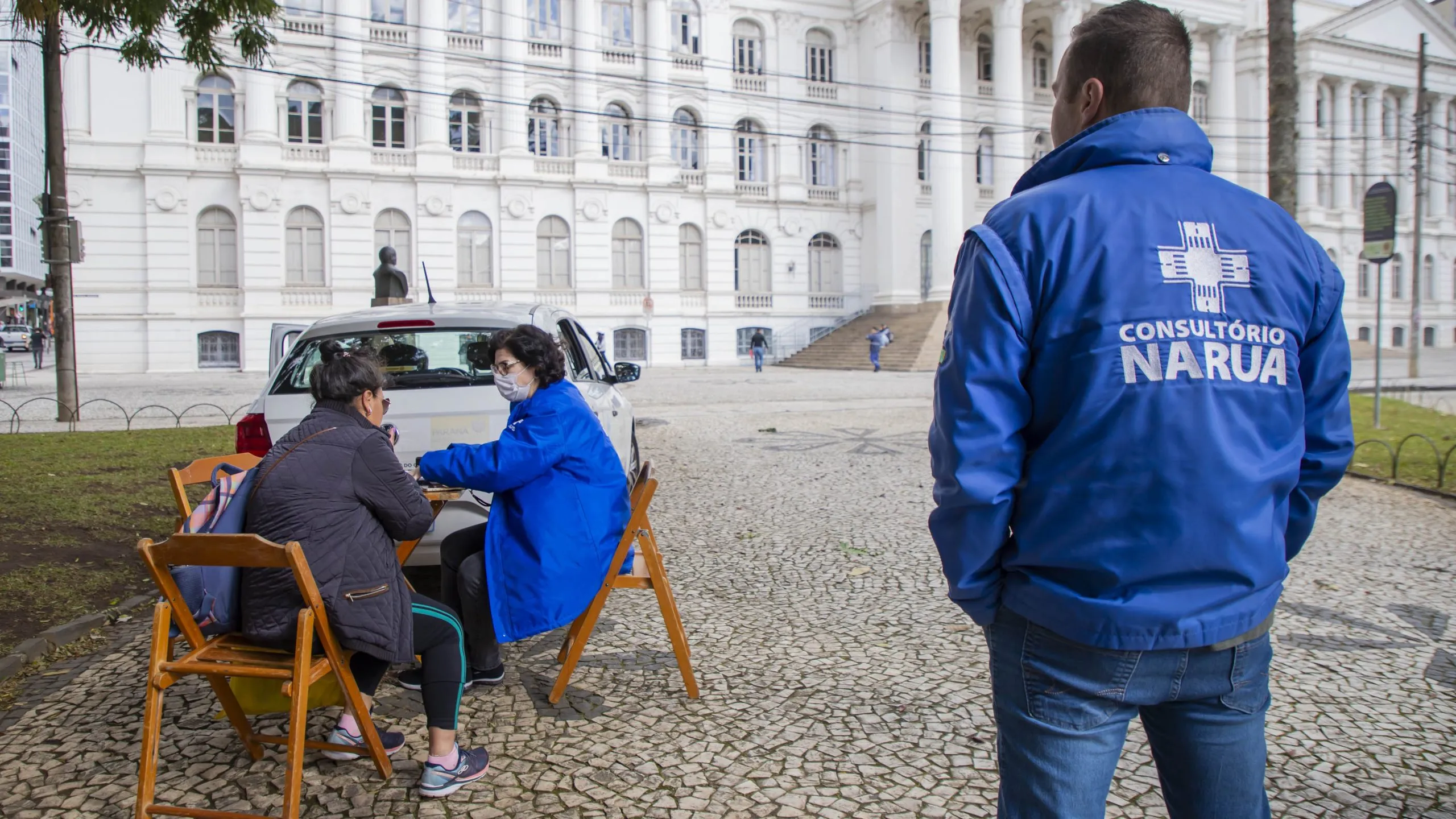 Consultório na Rua atende na Praça Santos Andrade nesta segunda