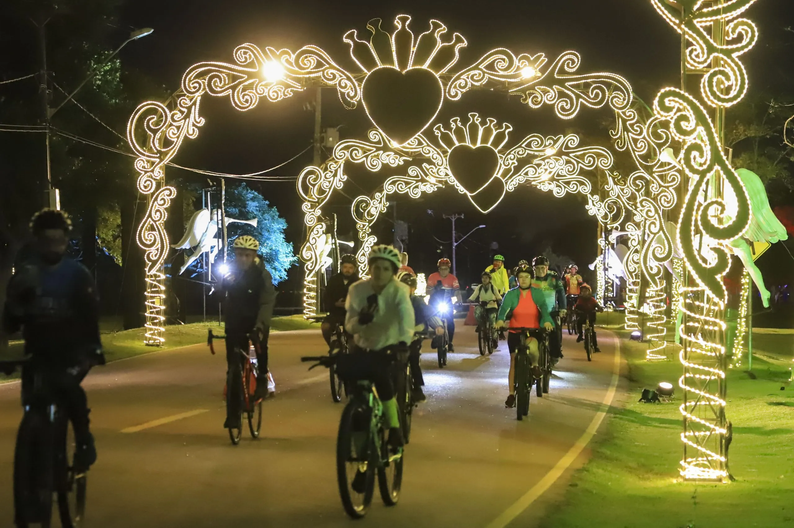Pedala de Natal reúne ciclistas em passeio iluminado até o Parque Náutico