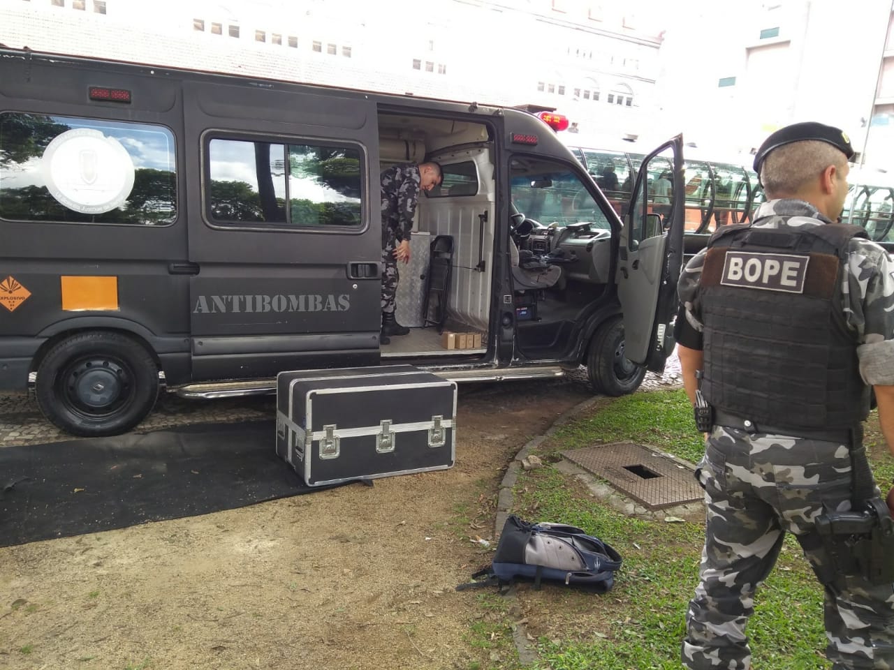 A praça ficou isolada durante o trabalho do Esquadrão Antibombas do Bope. Foto: Gerson Klaina / Tribuna do Paraná.