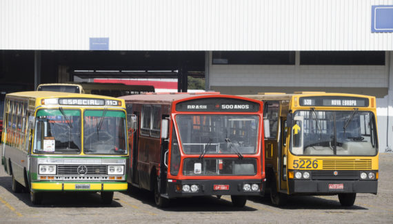 Exposição traz ônibus que revolucionaram o transporte coletivo em Curitiba