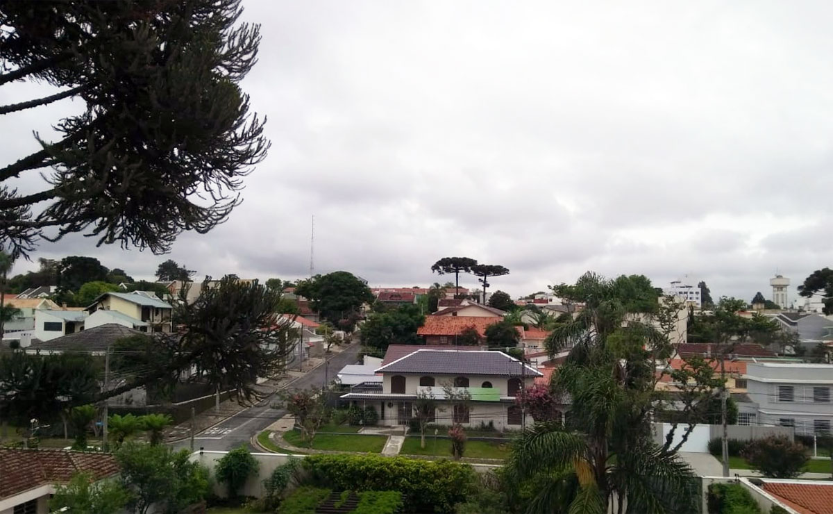 Tempo fica nublado em Curitiba
