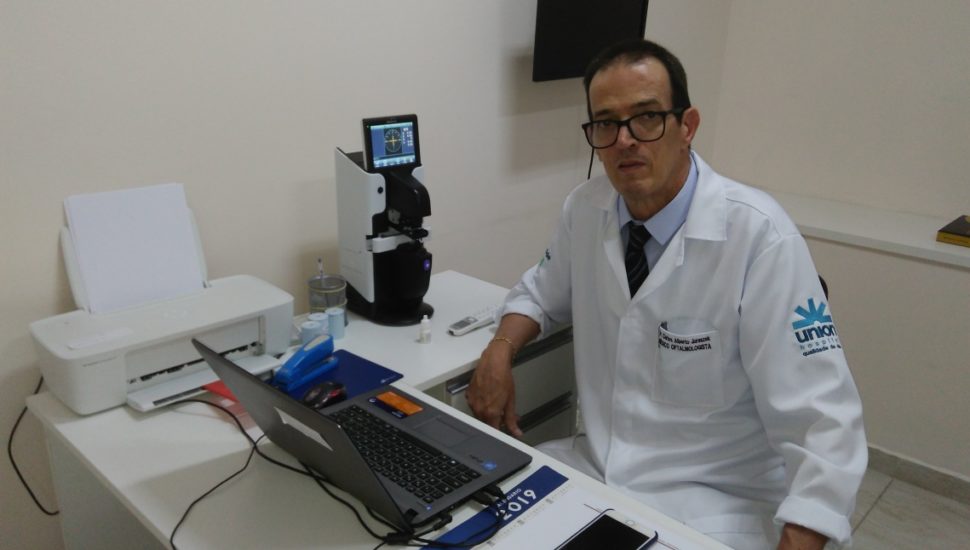 Dr. Carlos Alberto Juraszek é Médico Oftalmologista CRM/PR 39.935 e coordenador da área de Oftalmologia na Clínica TopSaude, bairro Hauer em Curitiba/Pr.