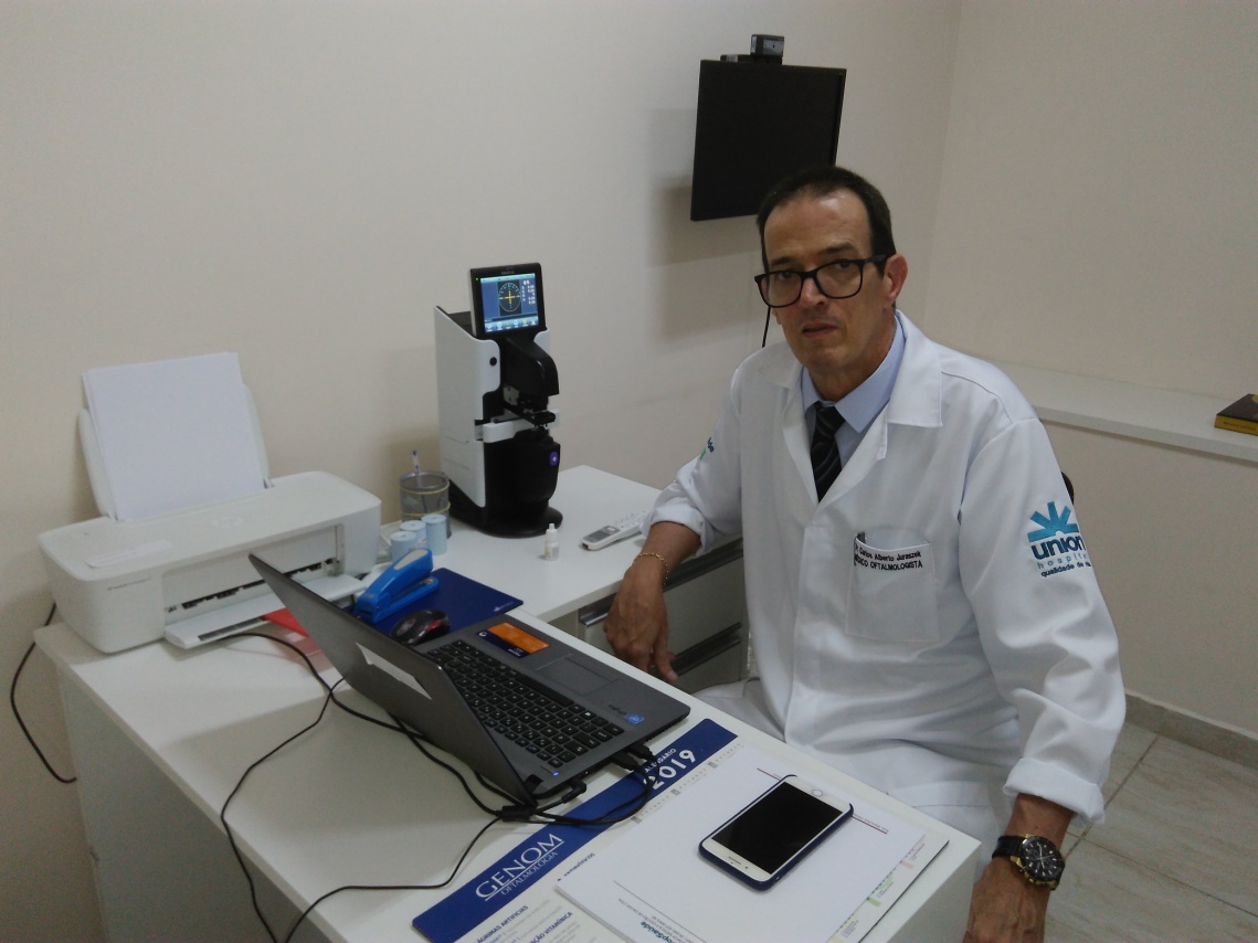 Dr. Carlos Alberto Juraszek é Médico Oftalmologista CRM/PR 39.935 e coordenador da área de Oftalmologia na Clínica TopSaude, bairro Hauer em Curitiba/Pr.