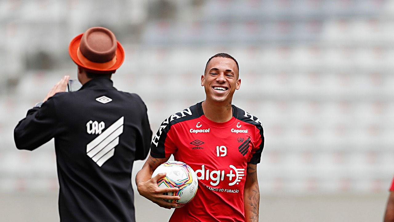 Breno Lopes deve iniciar como titular no Athletico. Foto: Albari Rosa/Foto Digital