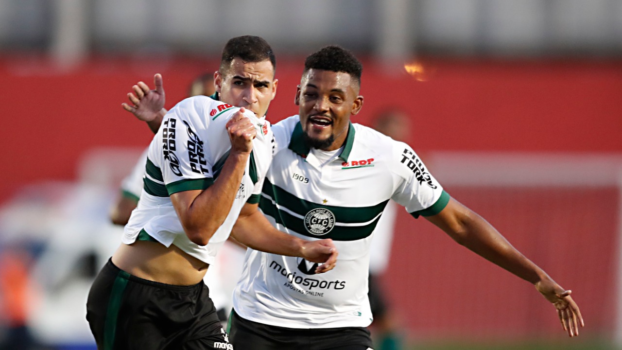 Thiago Lopes (esquerda) marcou o gol da vitória do Coritiba. Foto: Albari Rosa/Foto Digital