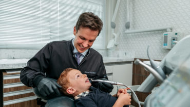 Dr Allan Pizzamiglio em atendimento dá dicas de como perder o medo de ir ao dentista