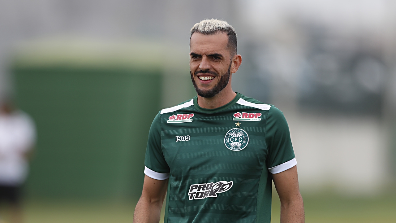 Zagueiro Rhodolfo é uma das novidades do Coritiba nessa quarta. Foto: Albari Rosa/Foto Digital