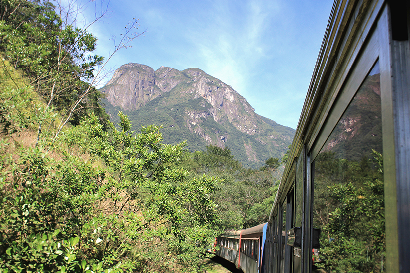 Durante todo o passeio é possível ter vislumbres da natureza de tirar o folego, como esta visão do Morro do Marumbi que fica já em Morretes/PR