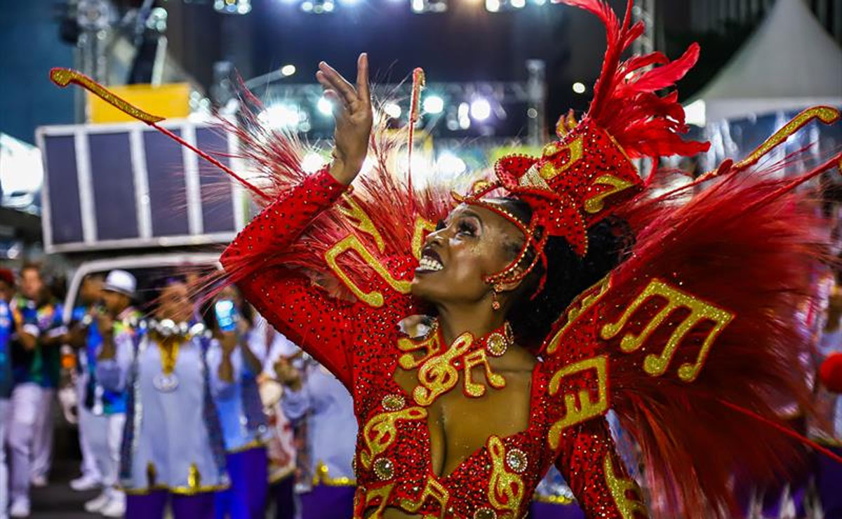 Escolas de samba de Curitiba prestam homenagens em sambas-enredo