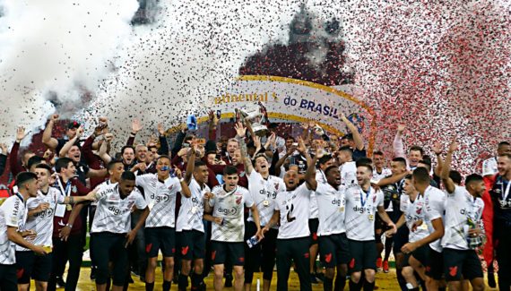 Athletico completa 96 anos e jogadores e ídolos dão parabéns nas redes sociais
