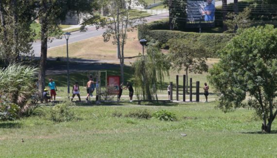 Isolamento? Bloqueio no estacionamento não contém público no Barigui