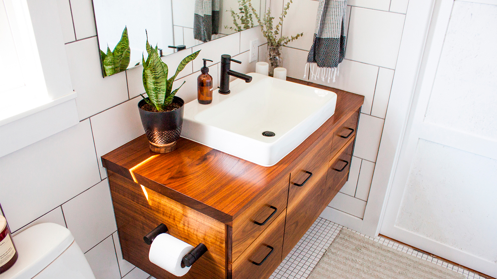 Móveis em MDF que imitam madeira natural são ótimas opções e dão personalidade ao banheiro 