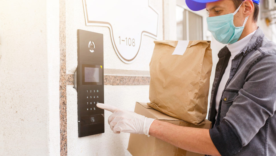 Pedidos delivery aumentam e entregadores seguem medidas de prevenção contra o coronavírus. Foto: Shutterstock