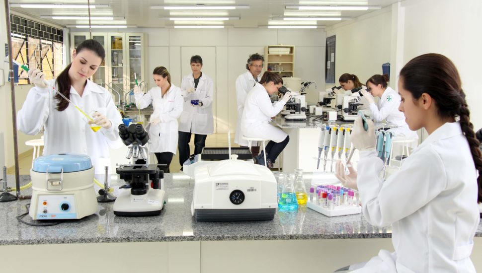 Estudantes do UniBrasil em aula prática de laboratório
