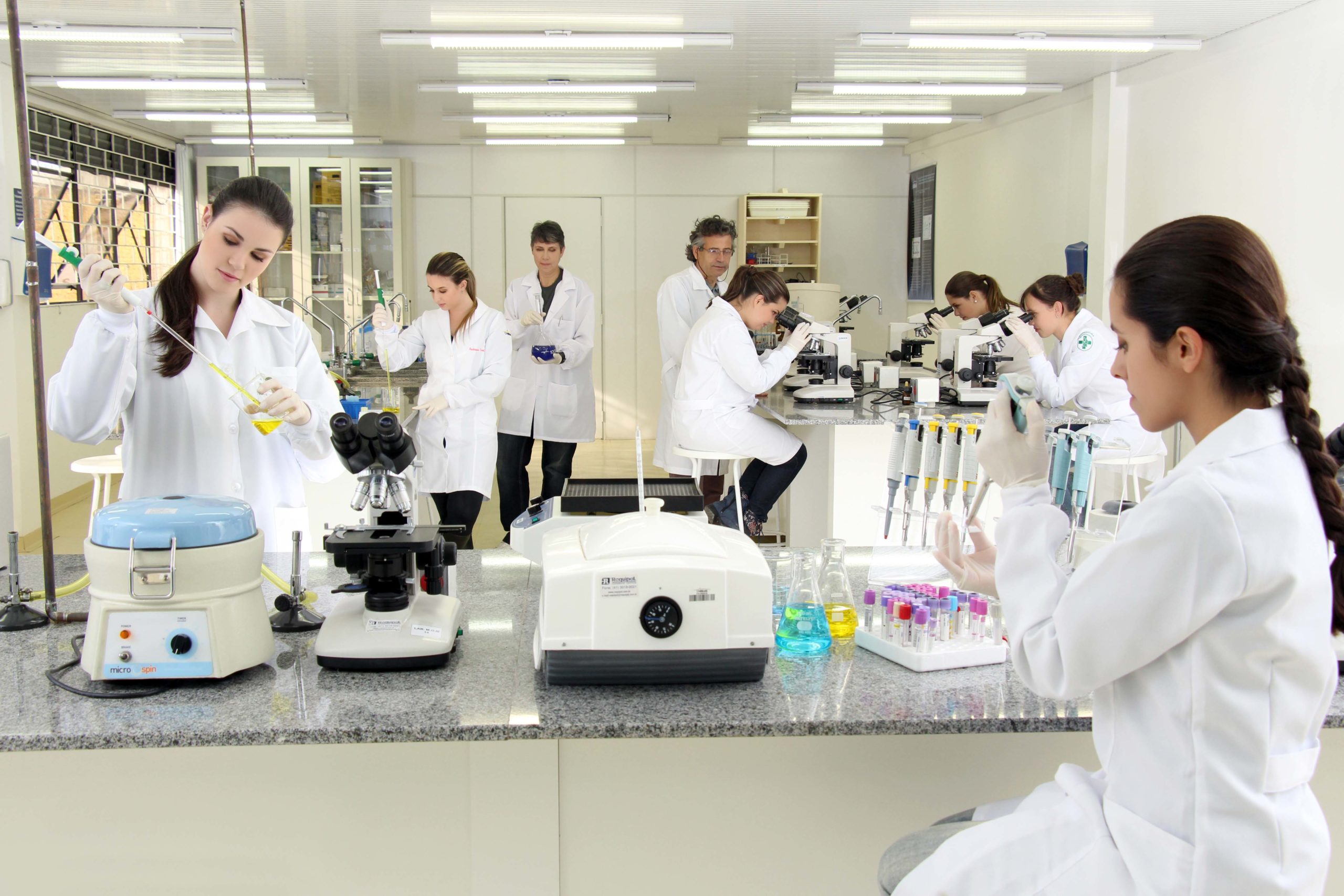 Estudantes do UniBrasil em aula prática de laboratório