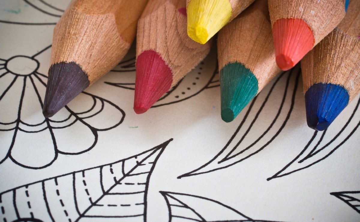 Colorir, rabiscar, desenhar e pintar são atividades que ampliam a