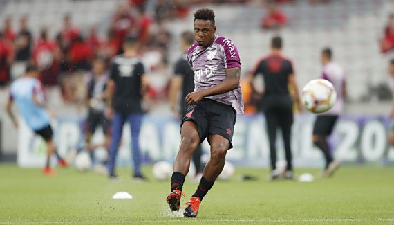 Wellington pode deixar o Athletico e acertar com o Grêmio