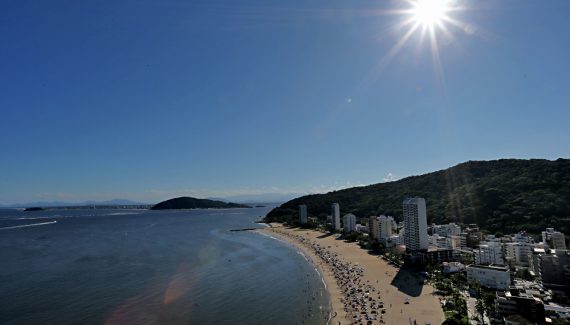 Matinhos abre praia para o feriadão, mas proíbe cadeiras e guarda-sóis na areia