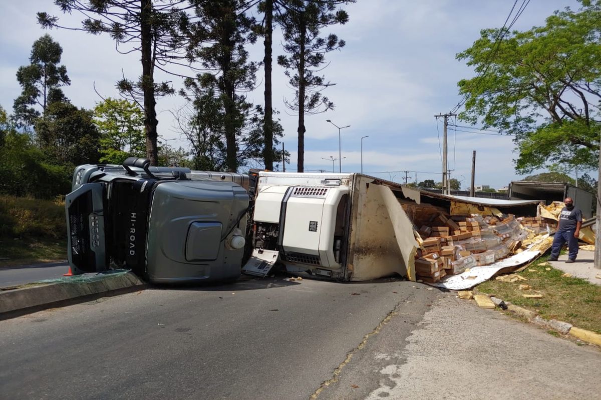 Caminhão Tomba Perto De Jardim Botânico Em Curitiba E Bloqueia Br 277