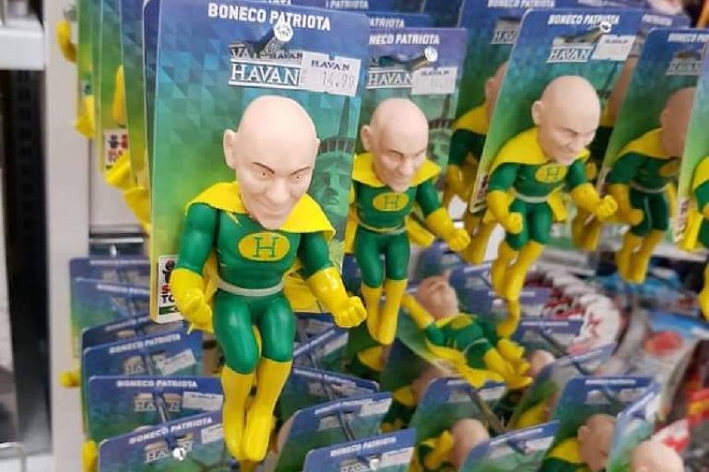 Boneco do empresário Luciano Hang, dono da Havan, como super-herói. Foto: Divulgação