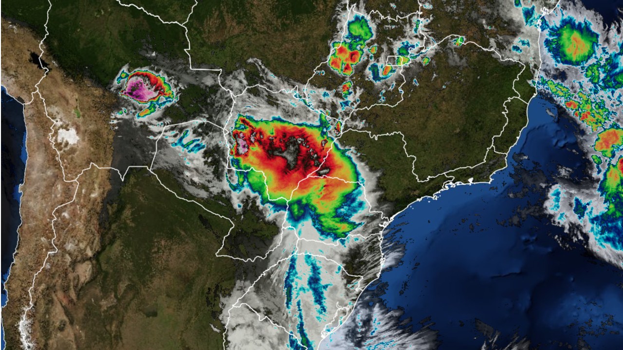 Curitiba tem alerta de temporal com granizo na tarde desta segunda (26)