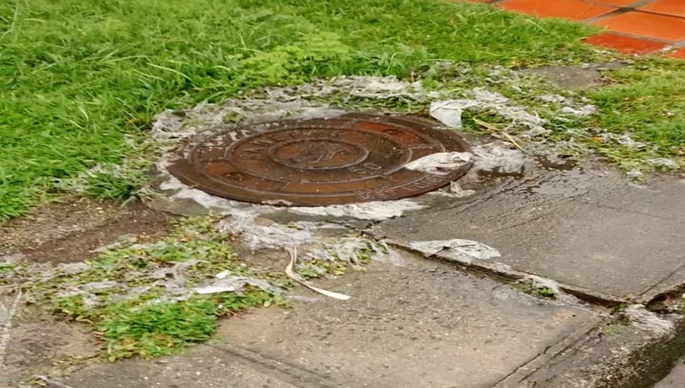 Esgoto transborda em Santa Felicidade