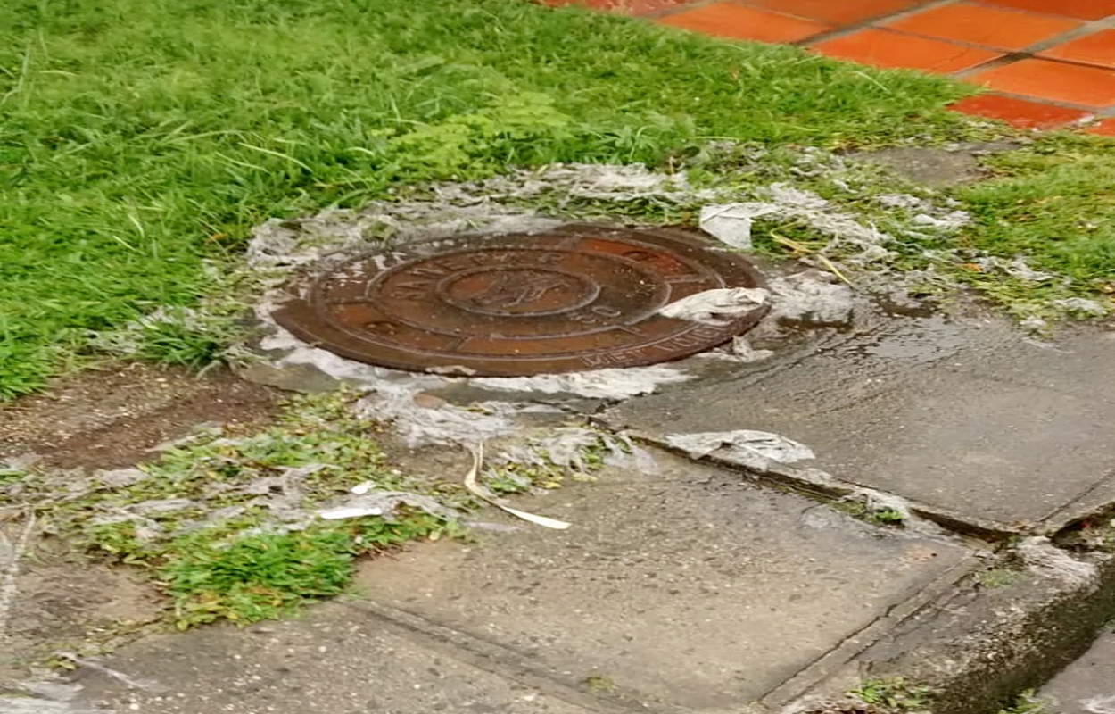 Esgoto transborda em Santa Felicidade