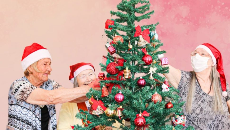Asilo de Curitiba monta árvore de Natal com pedidos de idosos