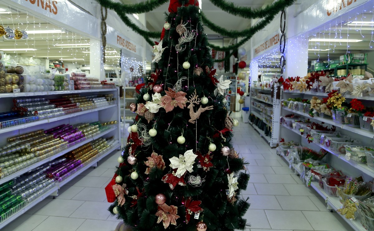 Preço de decoração de natal em Curitiba varia e lojas têm estoque menor