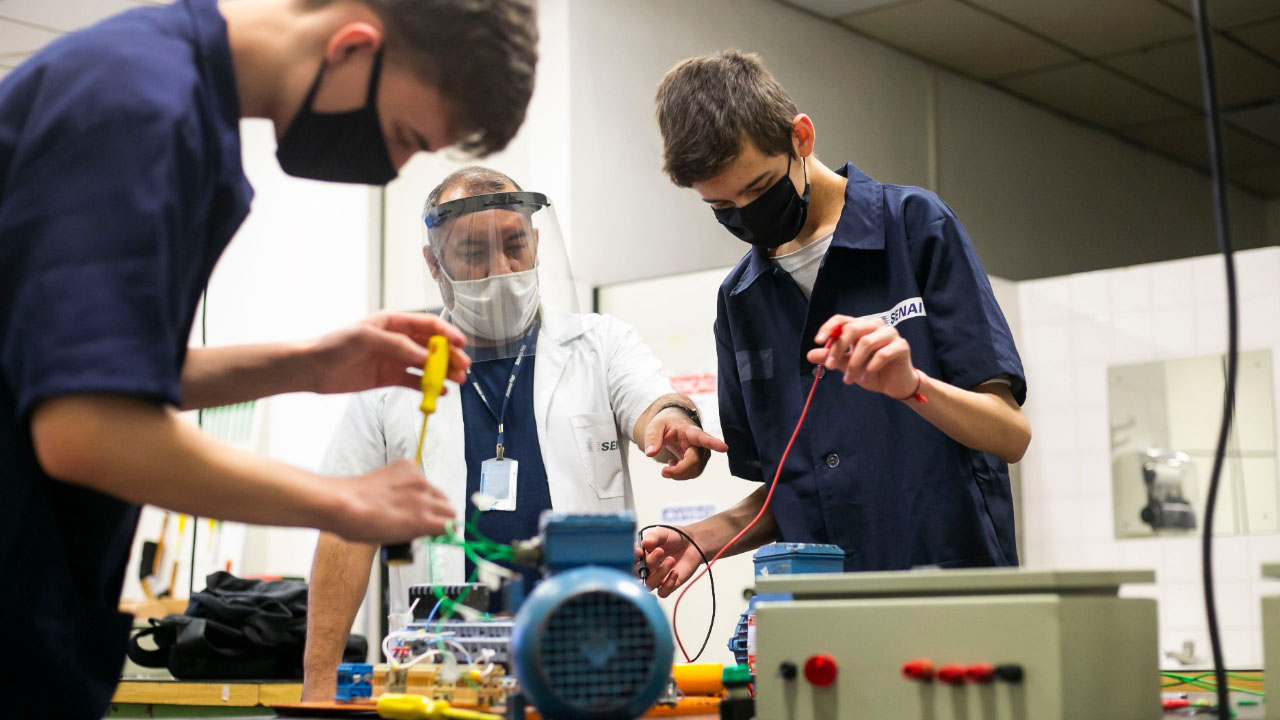 Profissionais capacitados terão mais chances de se manter ou se recolocar no mercado de trabalho. Fotos: Gelson Bampi/Sistema Fiep