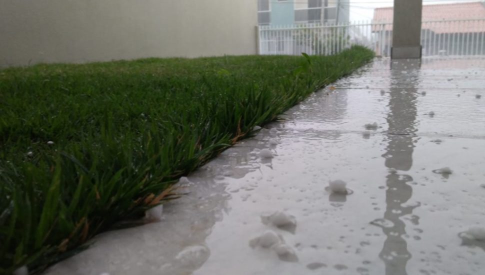 Granizo atingiu Bairro Alto, em Curitiba, por volta das 14h desta quarta-feira. Foto: Leonardo Coleto/Tribuna do Paraná.