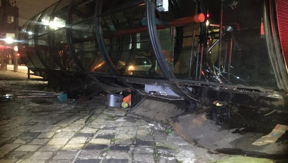 ponto de ônibus estação tubo ficou destruída em Curitiba
