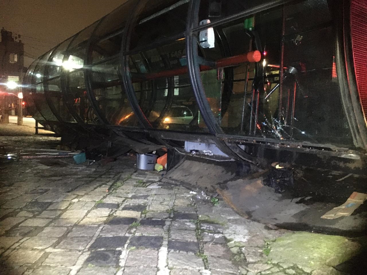 ponto de ônibus estação tubo ficou destruída em Curitiba