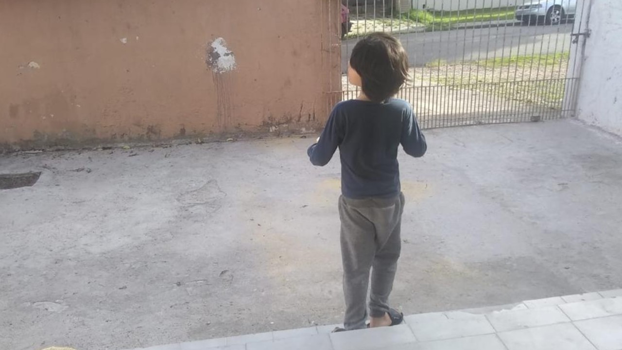 menino-autista-ofendido-carteiro