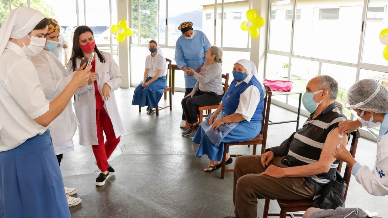 vacinacao-weiss-scarpa-pinhais