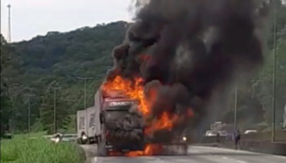Incêndio em caminhão na BR-376