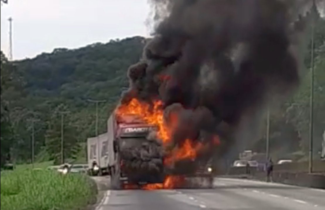 Incêndio em caminhão na BR-376
