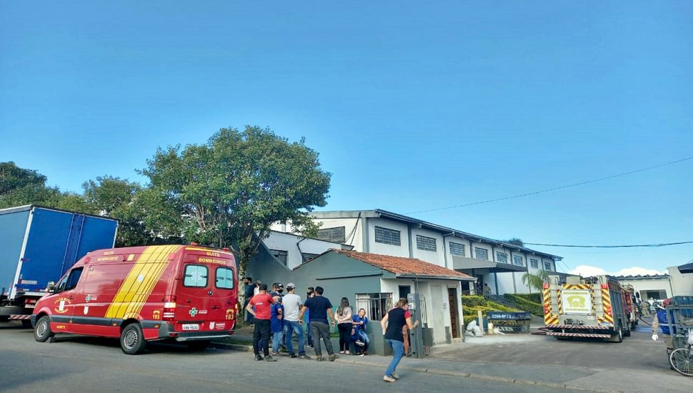 incêndio em barracão de brinquedos educacionais em Colombo