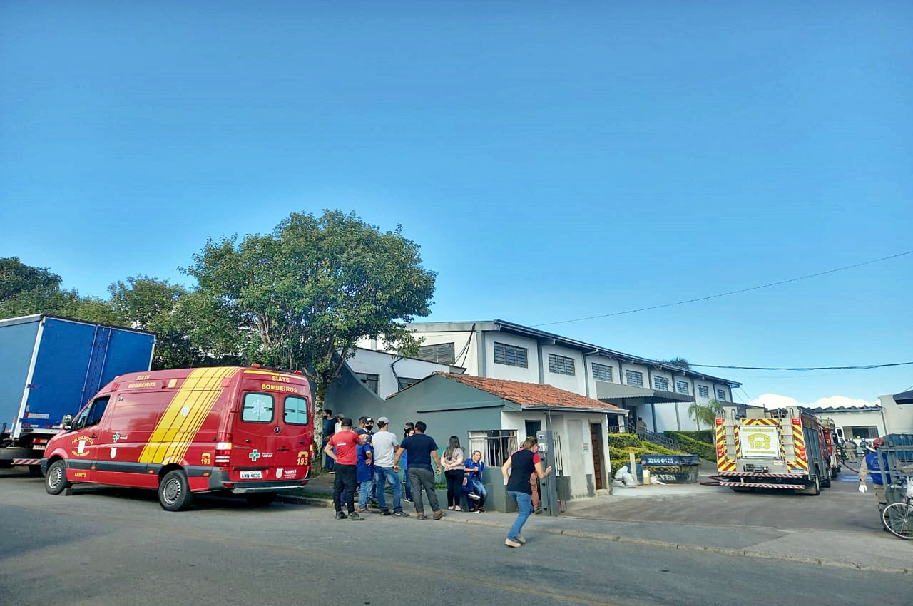 incêndio em barracão de brinquedos educacionais em Colombo
