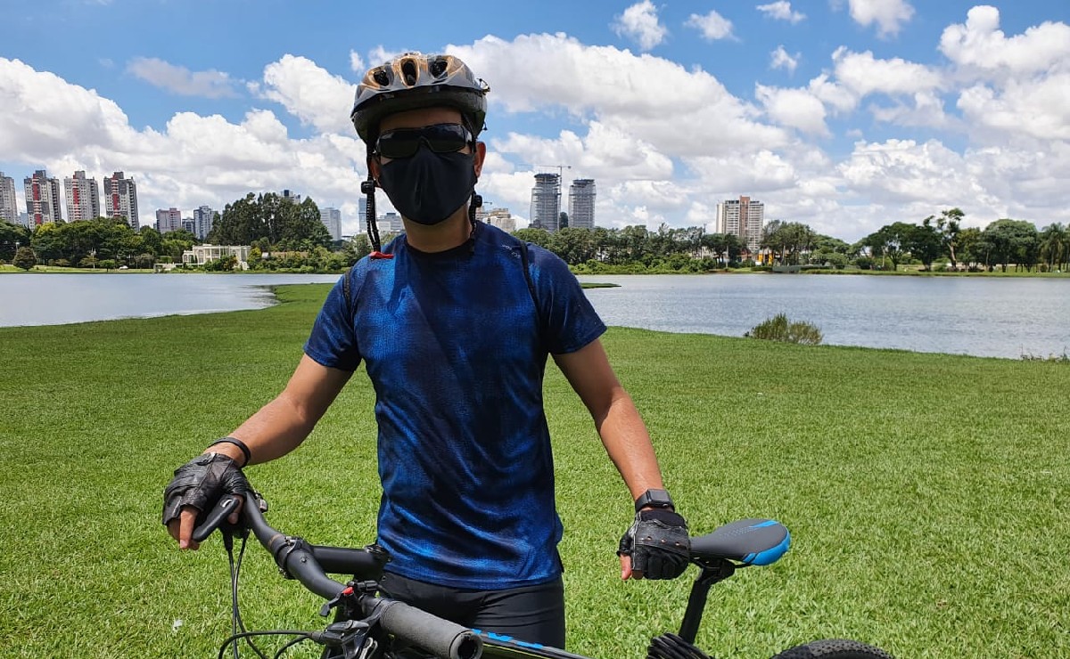 ciclista aproveita a folga de carnaval para andar de bicicleta no Parque Barigui