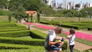 Tempo deve ficar quente, com previsão de chuva em Curitiba