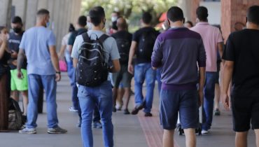 Candidatos do concurso da PCPR lotam rodoviária na volta pra casa