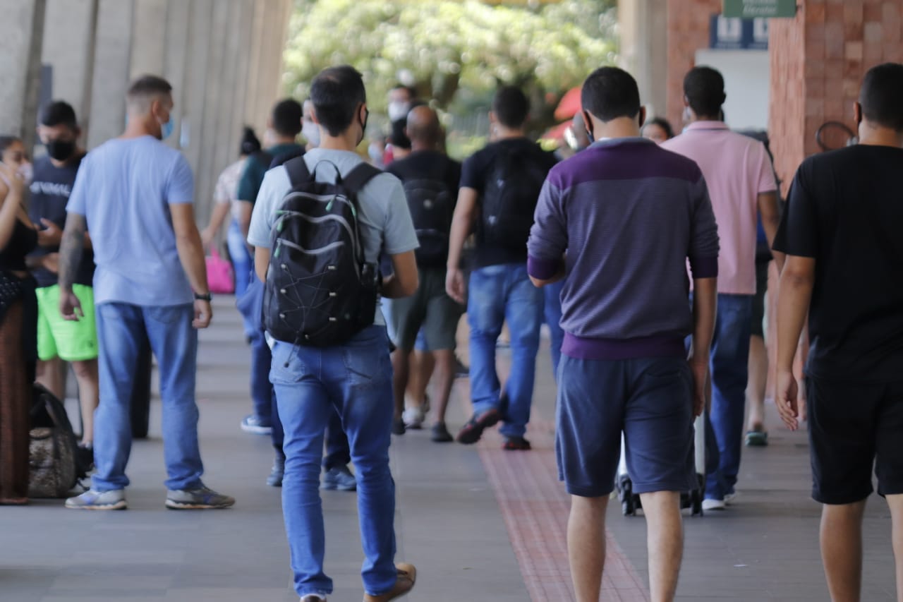 Candidatos do concurso da PCPR lotam rodoviária na volta pra casa